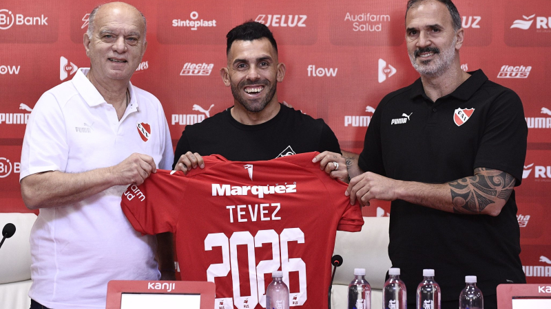 Carlos Tévez renovó su contrato con Independiente por tres años