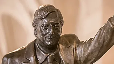 Autoridades de la Unasur retiraron la estatua de Néstor Kirchner del CCK