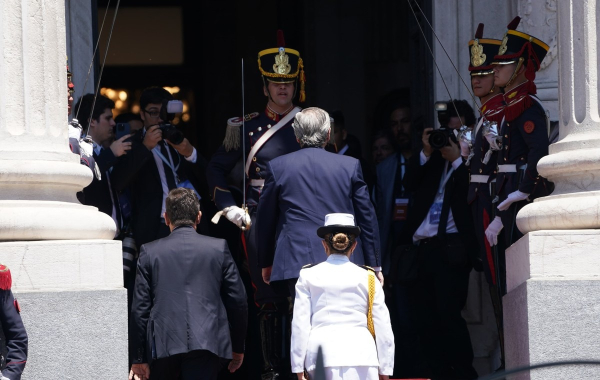 El presidente saliente de Argentina, Alberto Fernández, ingresa al Congreso de la Nación para asistir a la ceremonia de toma de posesión del presidente electo de Argentina, Javier Milie. Foto Juano Tesone.
