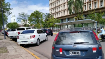 Habilitan estacionar alrededor de la plaza 25 de Mayo