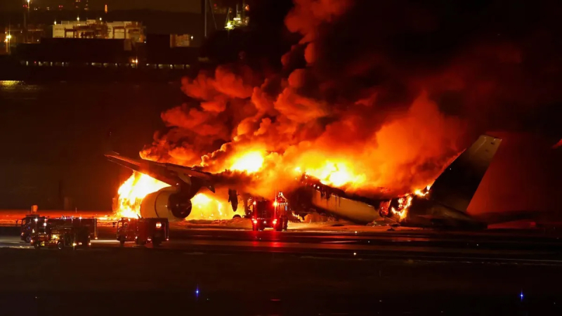 Un avión de Japan Airlines se incendió en la pista del aeropuerto Haneda de Tokio