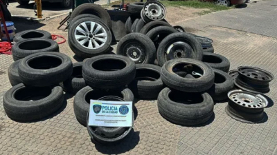 Un mantero vendía cubiertas y llantas robadas