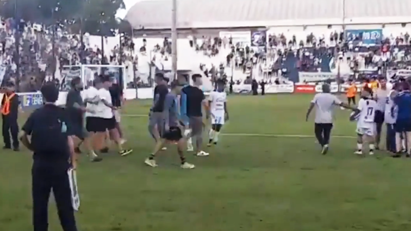 Batalla campal entre jugadores e hinchas de General Paz Juniors