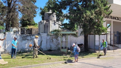 Vecinos limpian el cementerio y el Museo Gómez Lollo