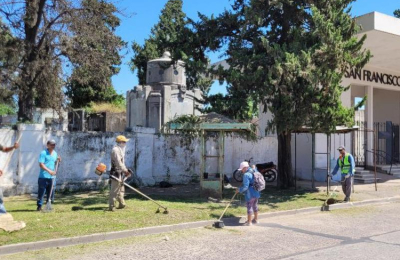 Vecinos limpian el cementerio y el Museo Gómez Lollo