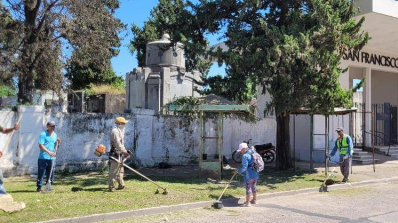 Vecinos limpian el cementerio y el Museo Gómez Lollo