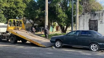 Un ladrón fingió ser el dueño de un automóvil y llamó la grúa para robárselo