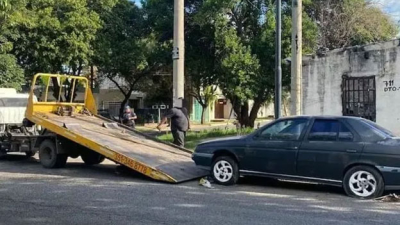 Un ladrón fingió ser el dueño de un automóvil y llamó la grúa para robárselo