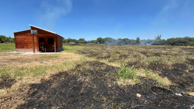 Un joven fue hospitalizado por intentar apagar un incendio por sus propios medios