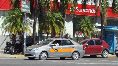 Cada vez más taxistas y remiseros suman viajes registrándose en Uber