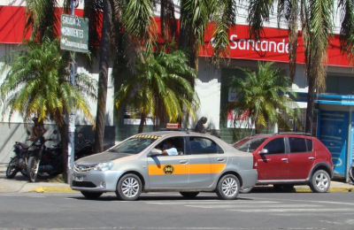 Cada vez más taxistas y remiseros suman viajes registrándose en Uber