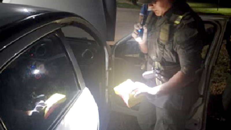 Detuvieron a dos hombres por intentar transportar droga escondida debajo del asiento del auto