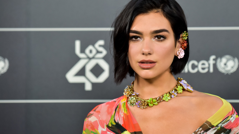 Dua Lipa recomendó como "lectura del mes" la novela de un escritor argentino