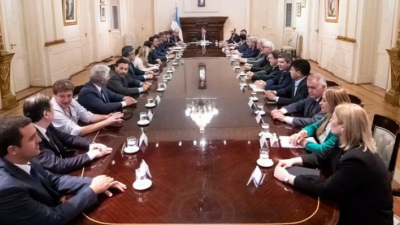 Sin acuerdo por Ganancias, el gobierno propuso reflotar la Ley Ómnibus