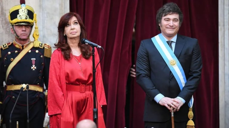 Cruces entre Milei y CFK por el aumento de sueldos: "Quiero pensar que usted lee lo que firma"