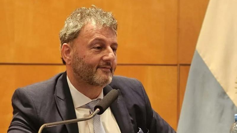 Echaron al actor menos relevante en el escándalo del salariazo por decreto