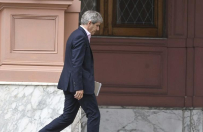 La recaudación cae 20 % real por mes y compromete el superávit
