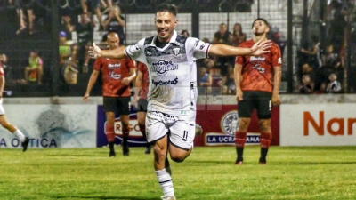 For Ever goleó 3-0 al puntero y ratificó su buen momento