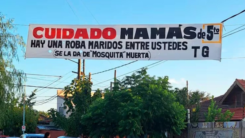 Adrogué es un "polvorín": carteles frente a un colegio por la "roba maridos"