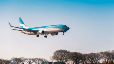 Aerolíneas Argentinas transportó más pasajeros de cabotaje en marzo y le quitó mercado a las low cost