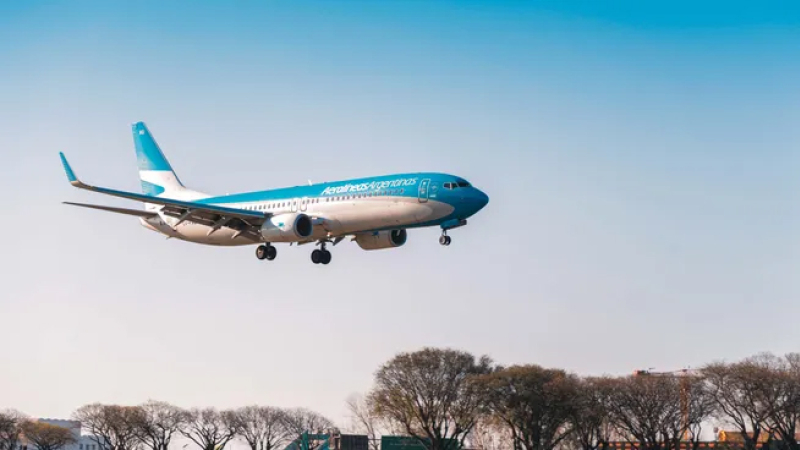 Aerolíneas Argentinas transportó más pasajeros de cabotaje en marzo y le quitó mercado a las low cost