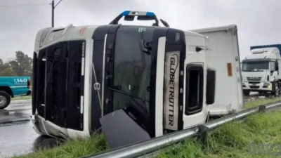 El viento empujó e hizo volcar un camión en la ruta 2
