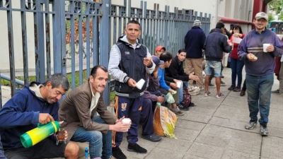 Cientos de personas concurren a la Catedral en busca de asistencia