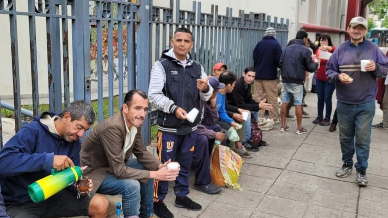 Cientos de personas concurren a la Catedral en busca de asistencia