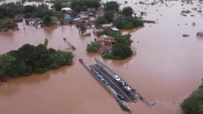 Inundaciones en Brasil entusiasman a Caputo que ve un alivio para los dólares que precisa