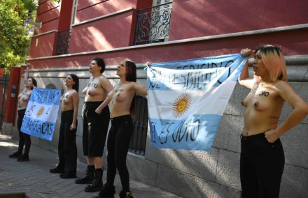 con-torso-desnudo-protestan-contra-a-milei-en-espana-focus-0-0-1044-675.jpg