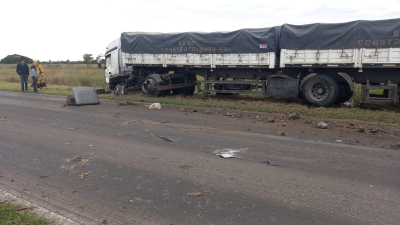 Un muerto deja un siniestro vial entre un auto y un camión