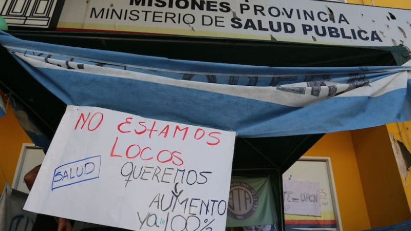 Estatales tomaron el Ministerio de Salud y el gobierno dice que "no se puede equiparar un sueldo a la canasta básica"