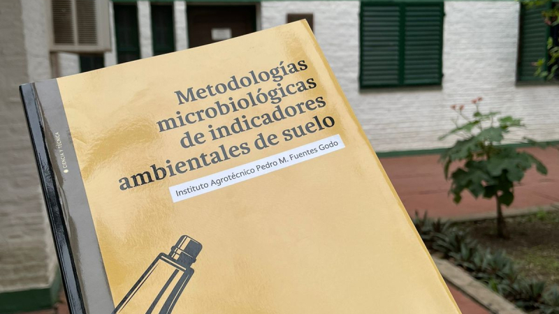 Presentan el libro "Metodologías microbiológicas de indicadores ambientales de suelo"