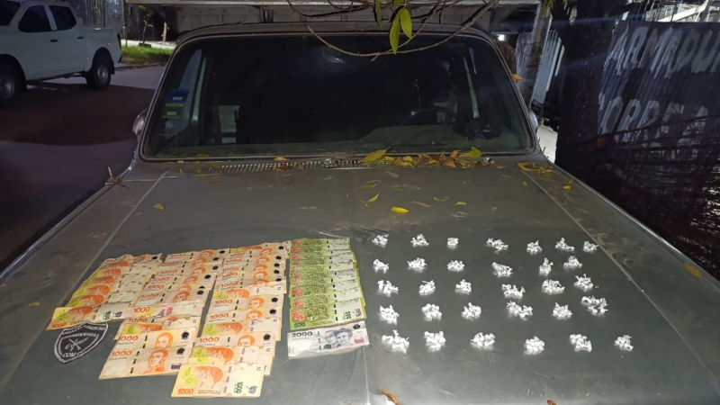 Atraparon a un supuesto dealer, con drogas y dinero en efectivo
