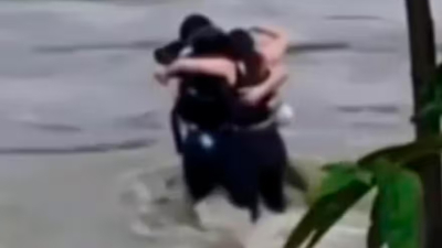 El dramático abrazo de tres amigos antes de ser arrastrados por las inundaciones en Italia