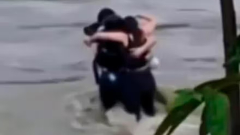 El dramático abrazo de tres amigos antes de ser arrastrados por las inundaciones en Italia