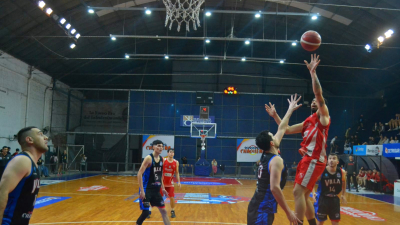 Básquet: Regatas lo destrabó en el tercer cuarto y se adelantó en la serie semifinal