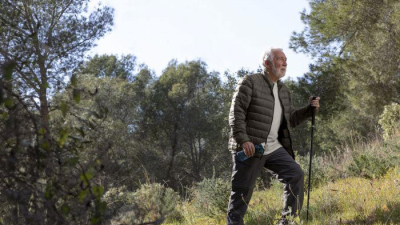Chau Pilates: qué es la caminata nórdica, el ejercicio ideal para cuidar las articulaciones después de los 60 años