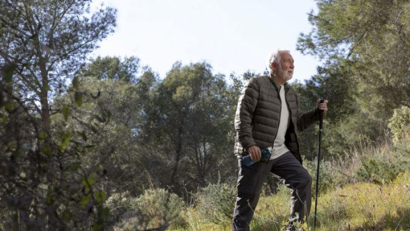 Chau Pilates: qué es la caminata nórdica, el ejercicio ideal para cuidar las articulaciones después de los 60 años