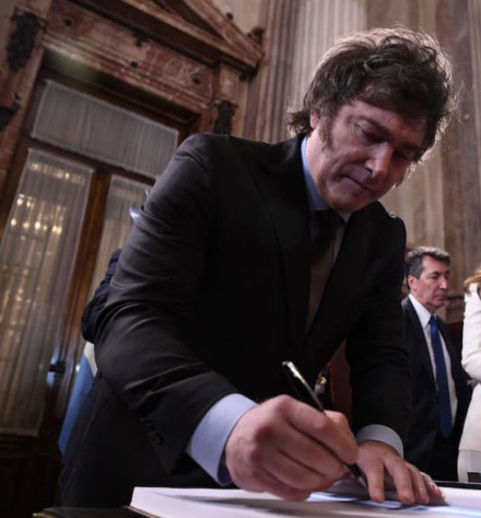 javier-milei-firma-el-libro.jpg
