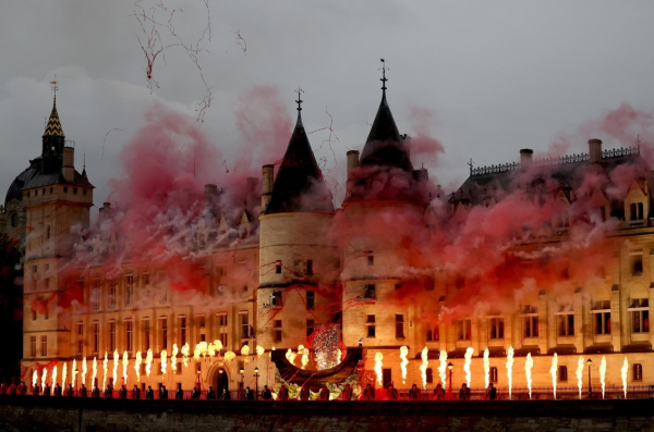 Actuación de la cantante Marina Viotti y el Coro de la Orquesta de París durante la Ceremonia de Apertura de los Juegos Olímpicos de París 2024, en París. Foto: EFE/EPA/MOHAMMED BADRA.