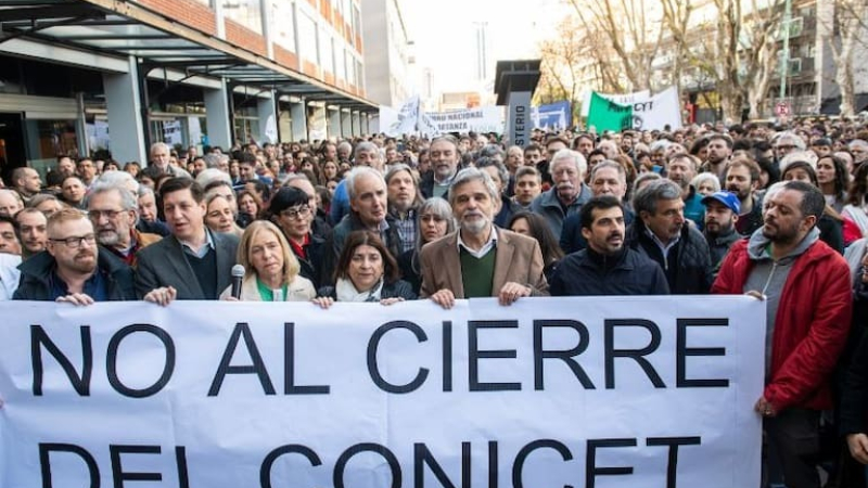 El gobierno cortó las becas de 250 científicos del CONICET