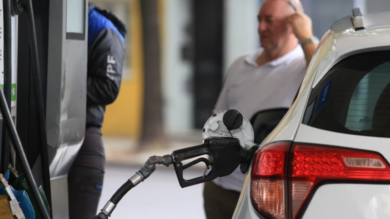 Siete errores de conductores al llenar el tanque de nafta de su auto