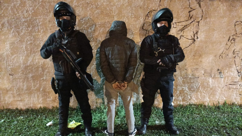 Patrullaban las calles de Barranqueras y detuvieron a un hombre: tenía 100 dosis de cocaína