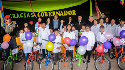 Zdero entregó bicicletas recuperadas a los alumnos de la Escuela 646