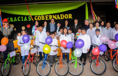 Zdero entregó bicicletas recuperadas a los alumnos de la Escuela 646