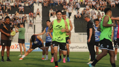 For Ever va por el triunfo ante Defensores Unidos en Zárate