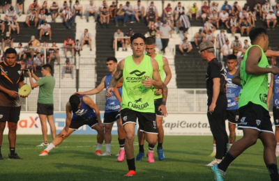 For Ever va por el triunfo ante Defensores Unidos en Zárate