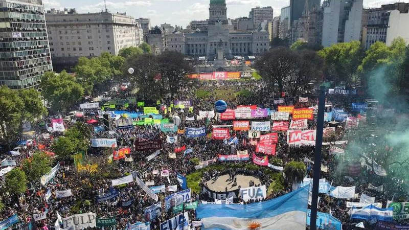 Multitudinaria marcha en defensa de la educación pública en todo el país