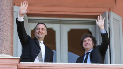 Manuel Adorni designó más de 100 personas en el área de comunicaciones